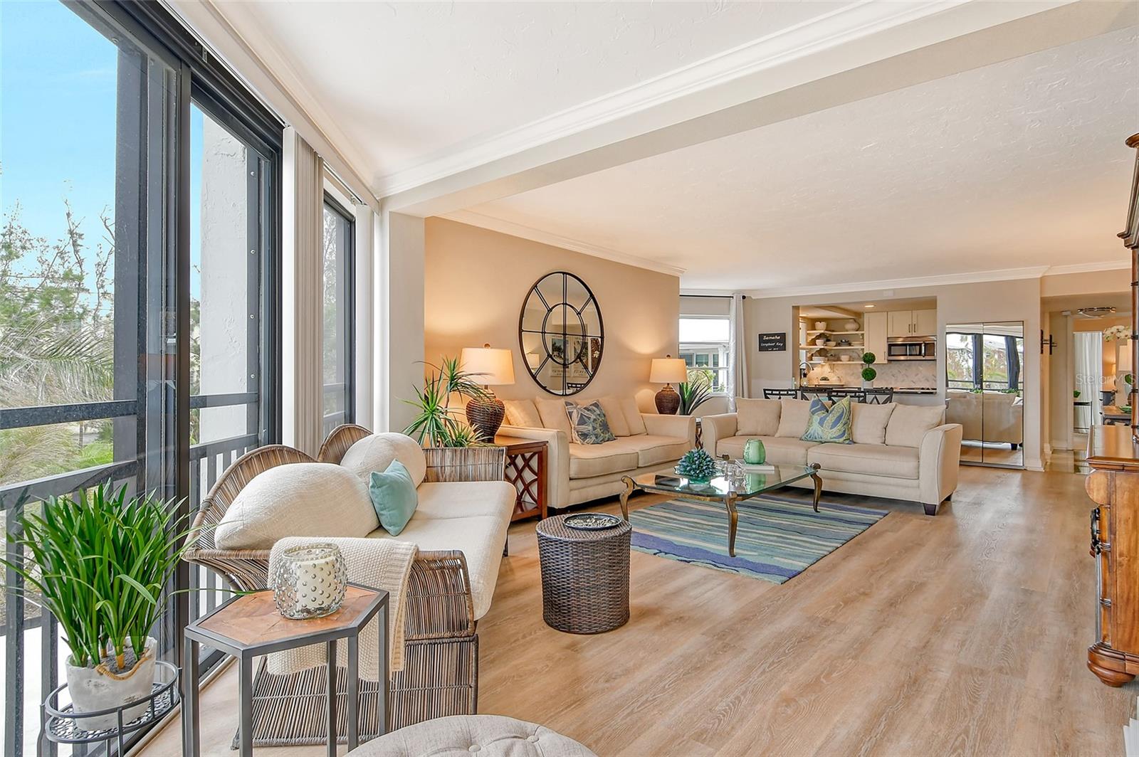 BAY HARBOUR APTS - Residential