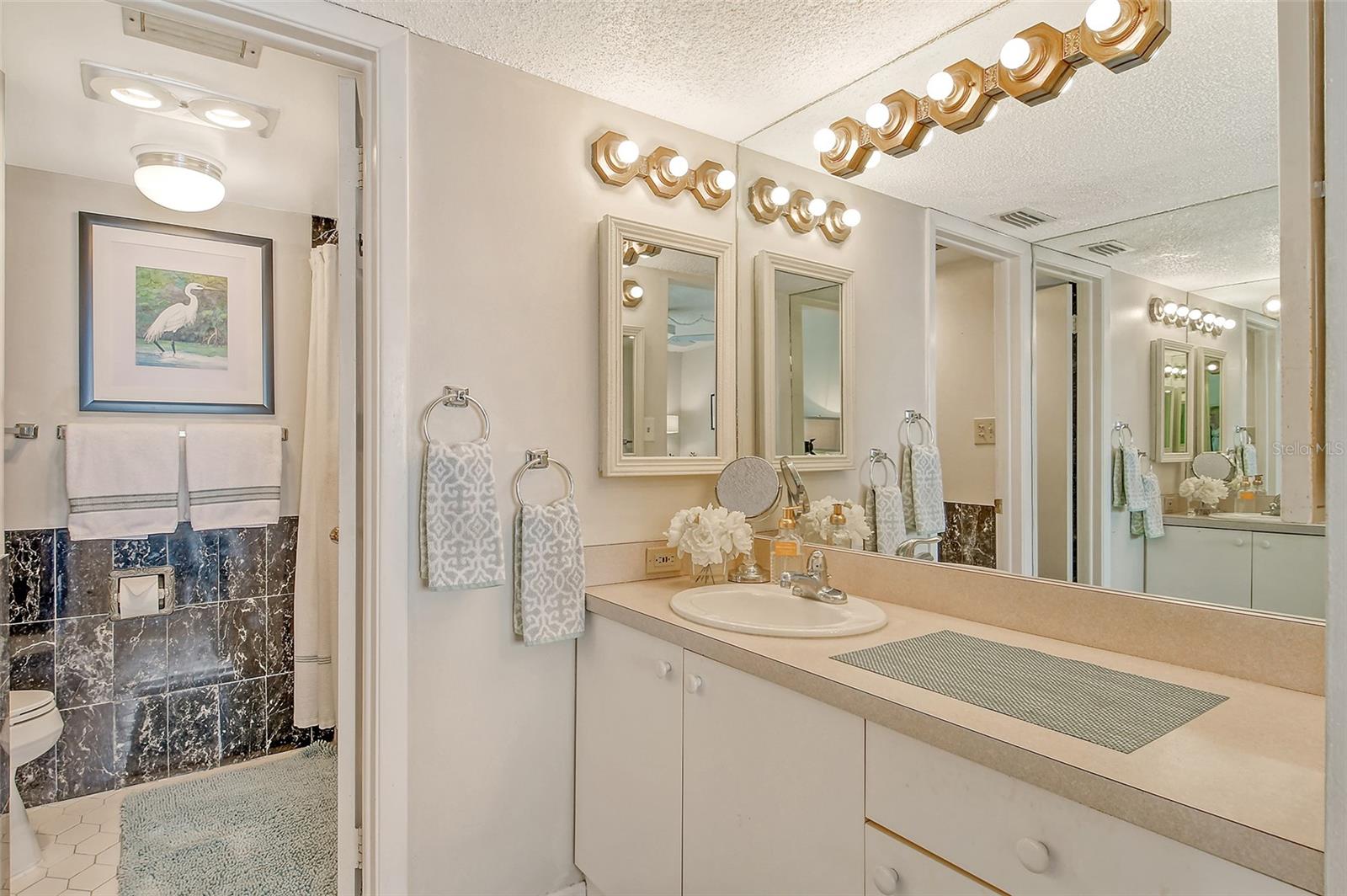 BAY HARBOUR APTS - Residential