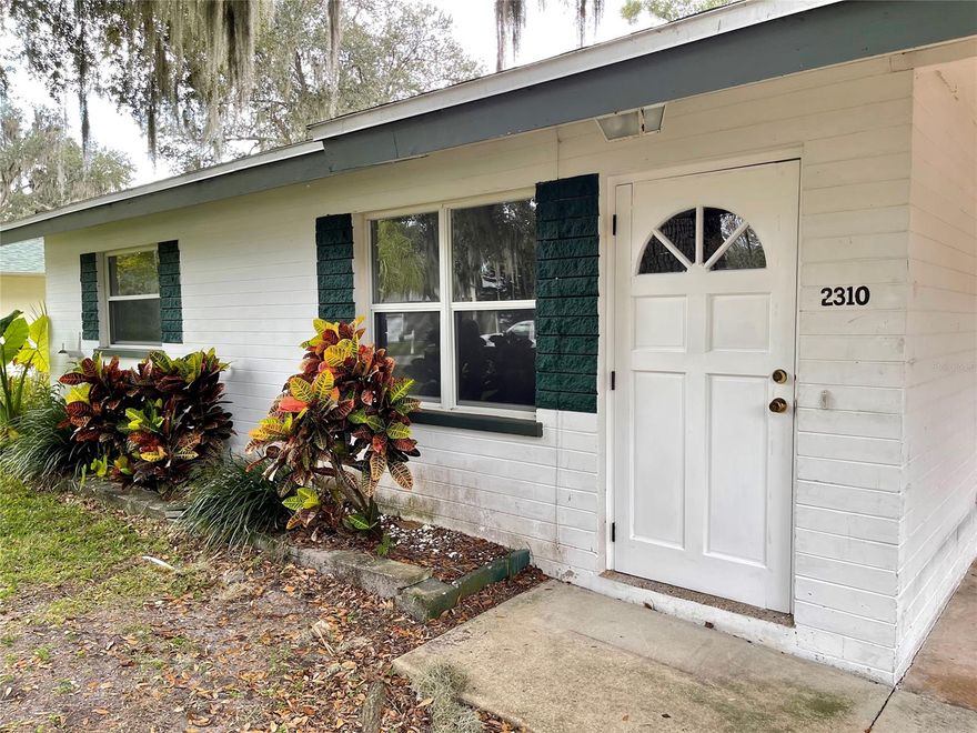 Cozy 2/1 in a great location with a great price on a quiet street, big oak tree, terrazzo floors, brand new AC unit, newer roof. Huge backyard. Perfect home for a first-time buyer, relocation to the area, or if you just want to live in a wonderful small town in Florida. Close to everything including shopping, hunting, boating, or fishing. The area is well known for its sea life. Great restaurants in the area, not far from the beach, or the river. You can't beat this one. ;Water: City