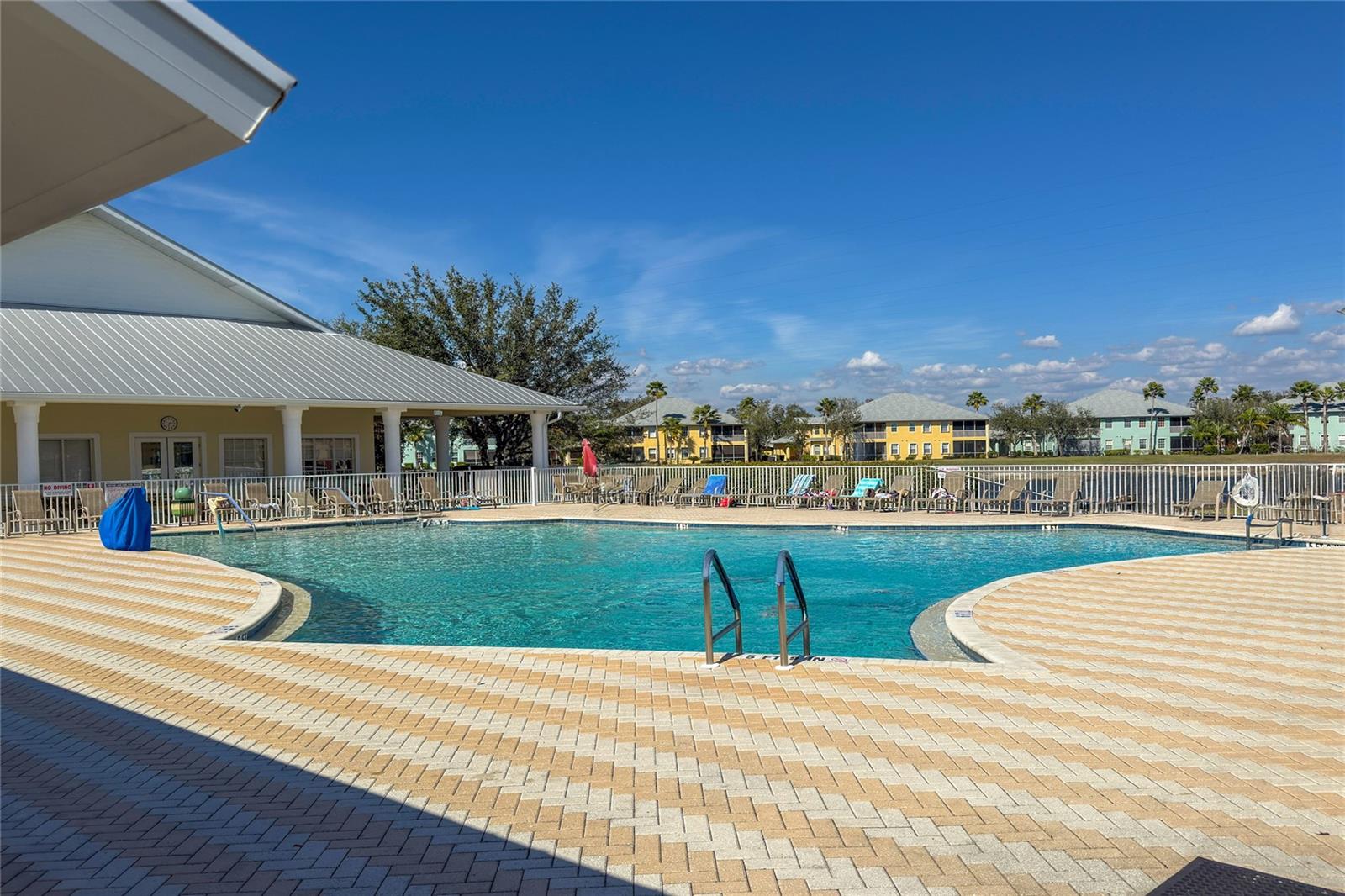 LAKE FRONT VILLAS AT HERITAGE LAKE PARK PH 8 - Residential