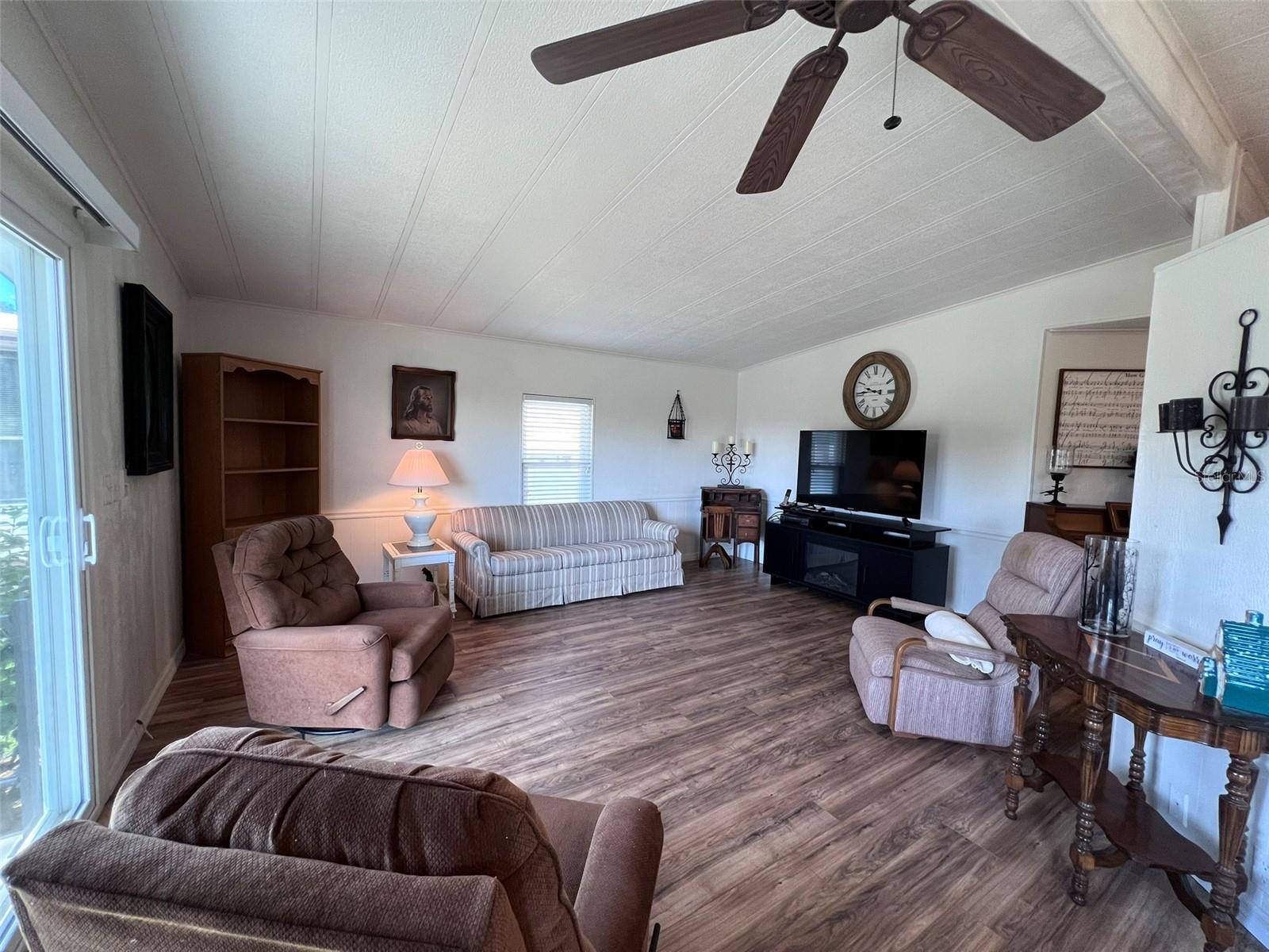 FLORAL LAKES - Residential