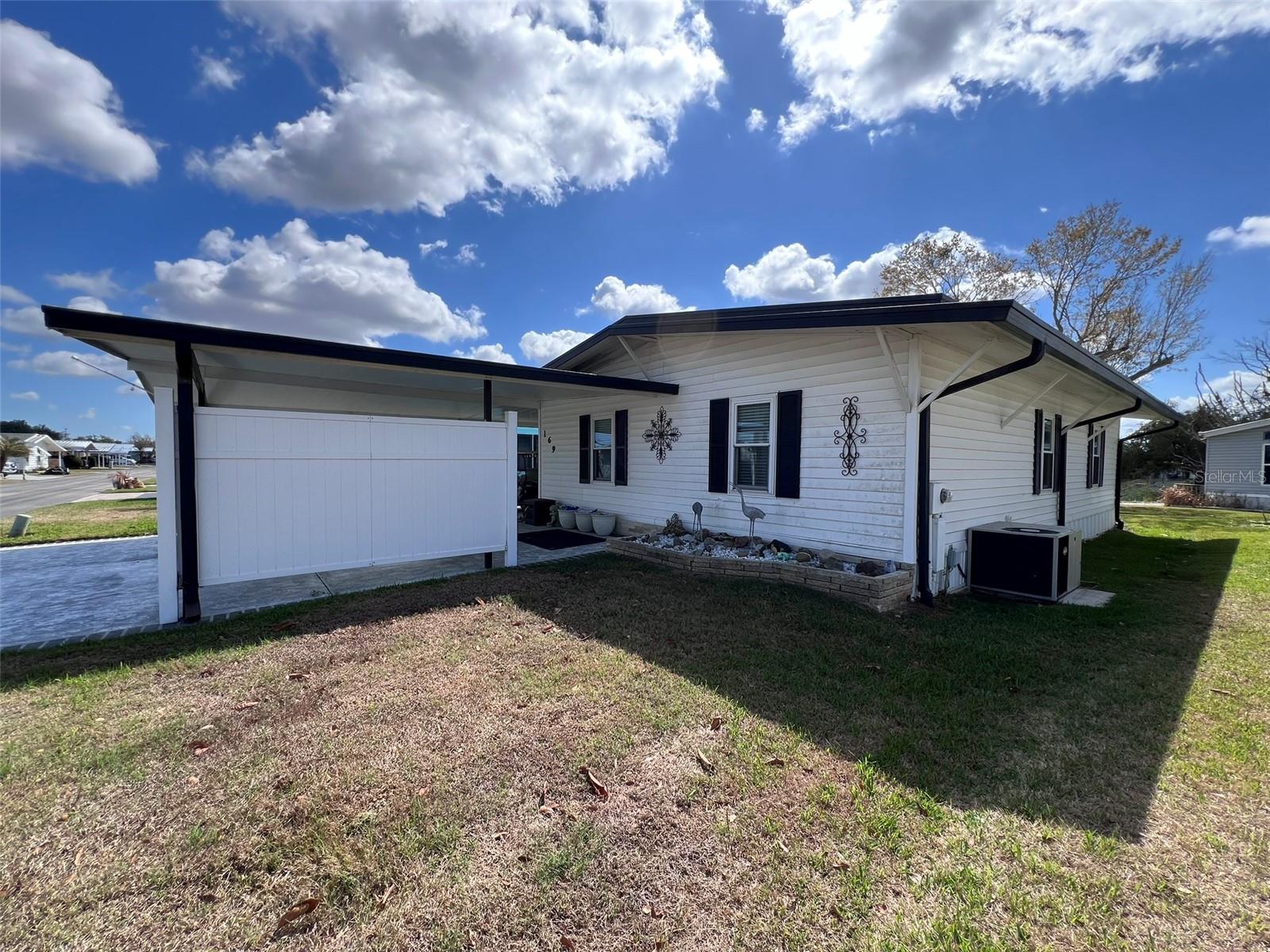 FLORAL LAKES - Residential