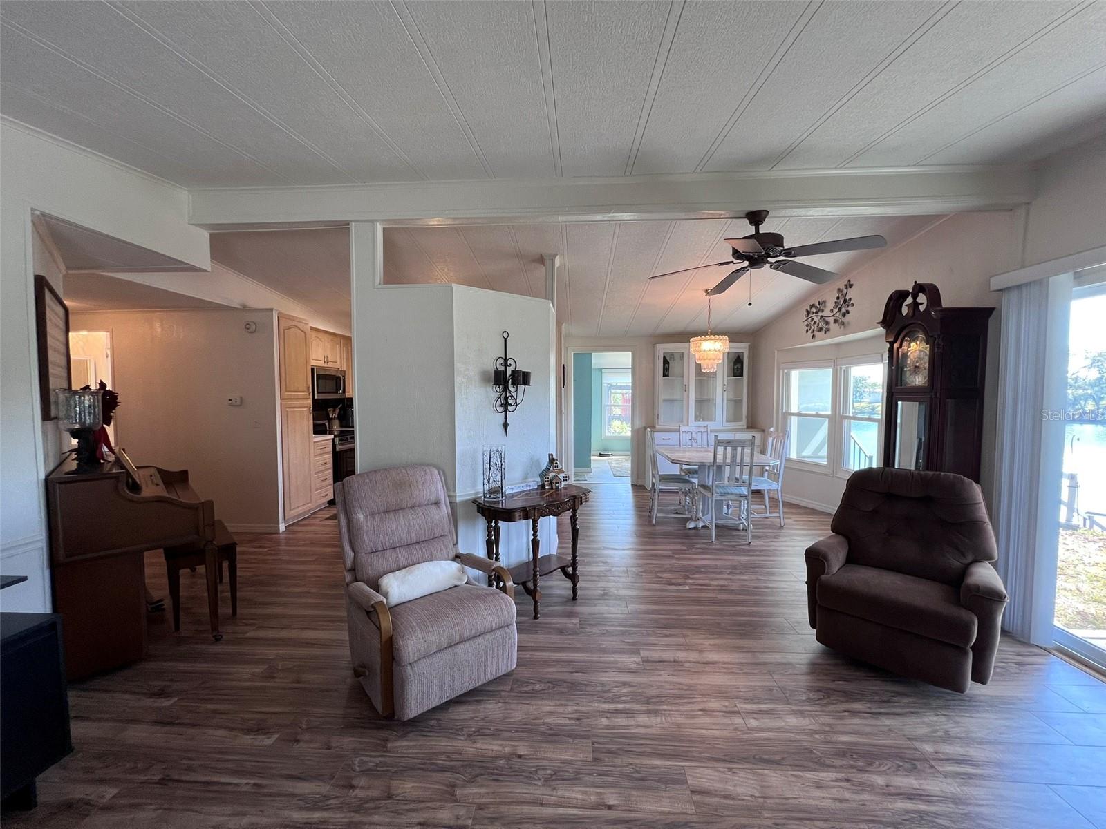 FLORAL LAKES - Residential