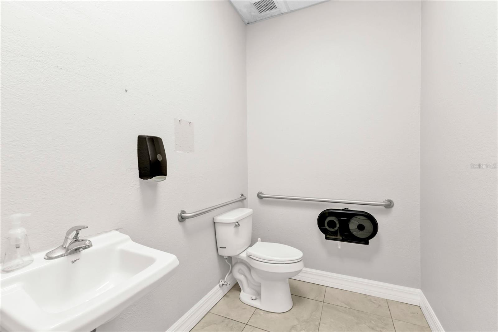 WILSONS ADD CHARLOTTE HARBOR - Commercial Lease