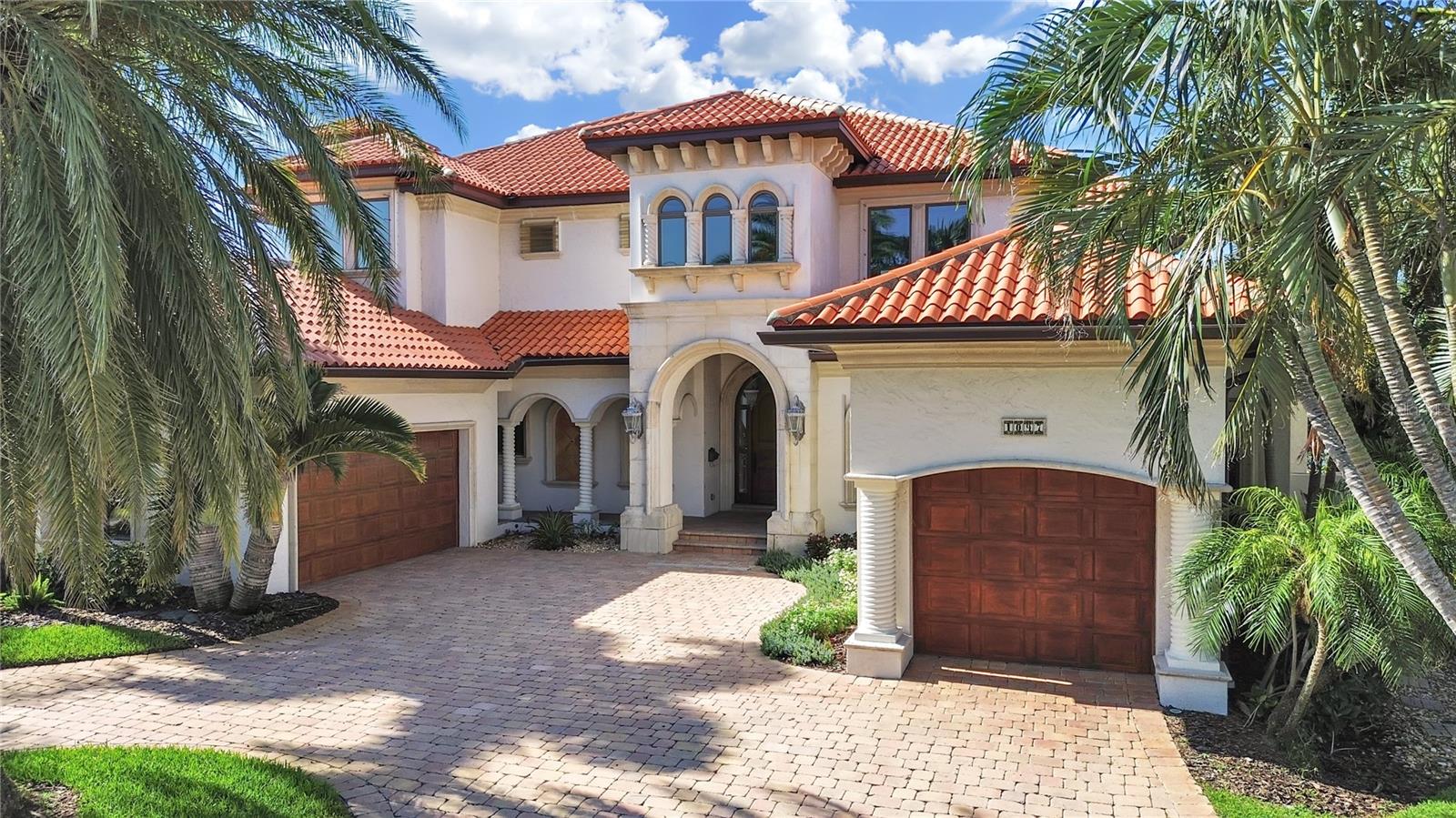 1097 EDEN ISLE DRIVE NE