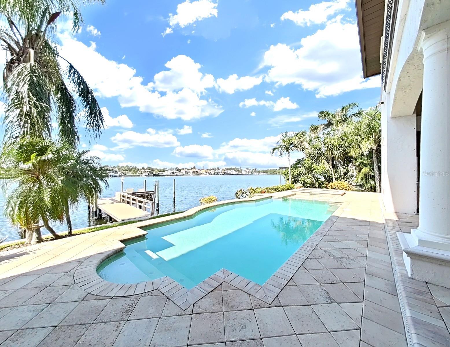 1097 EDEN ISLE DRIVE NE