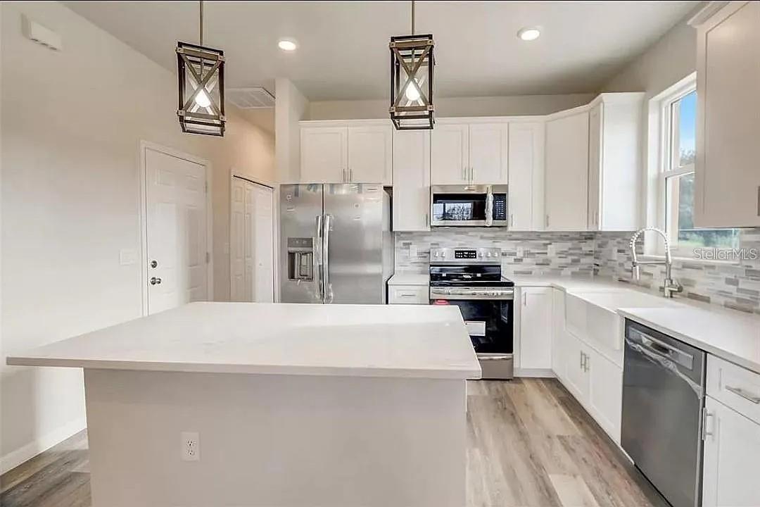 SABAL SQUARE ESTATES - Residential Lease