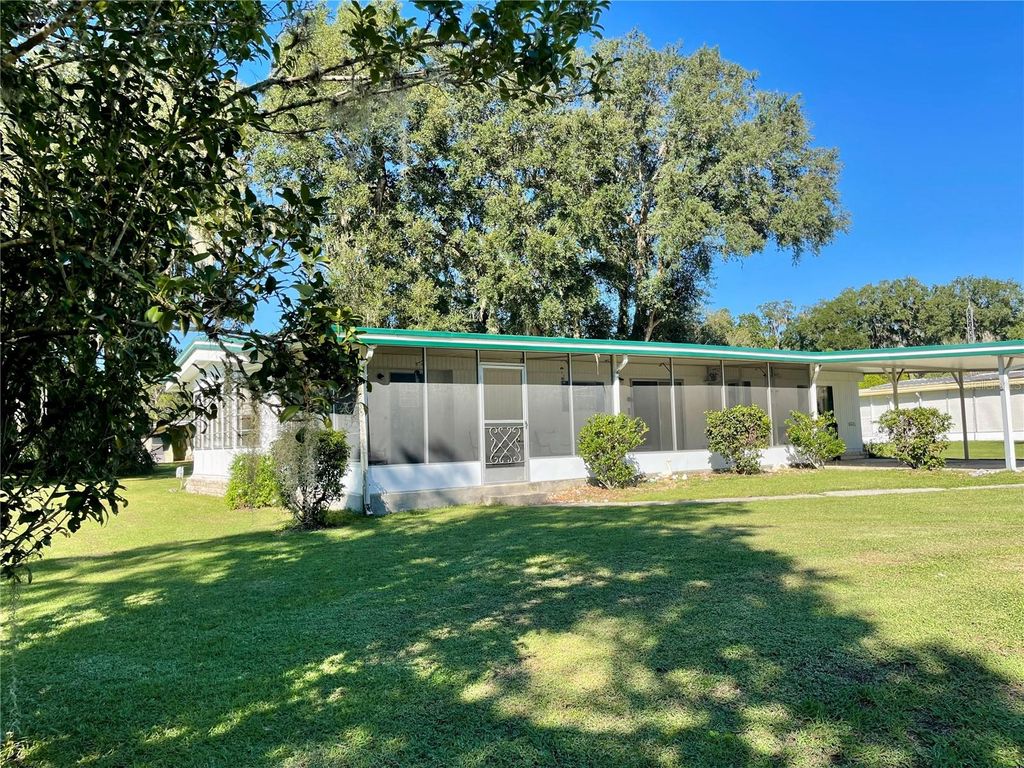 Photo of 353 Ivanhoe Circle, Lady Lake, FL 32159 (MLS # G5103616)