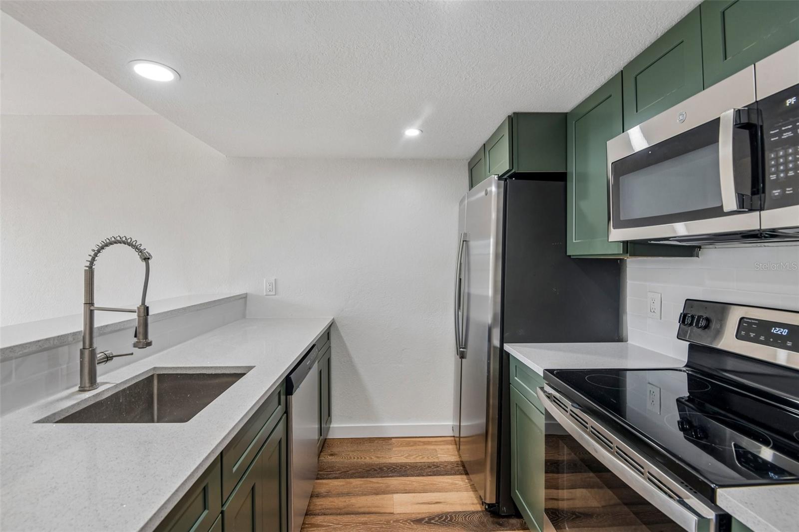 WATERSIDE CONDO III - Residential