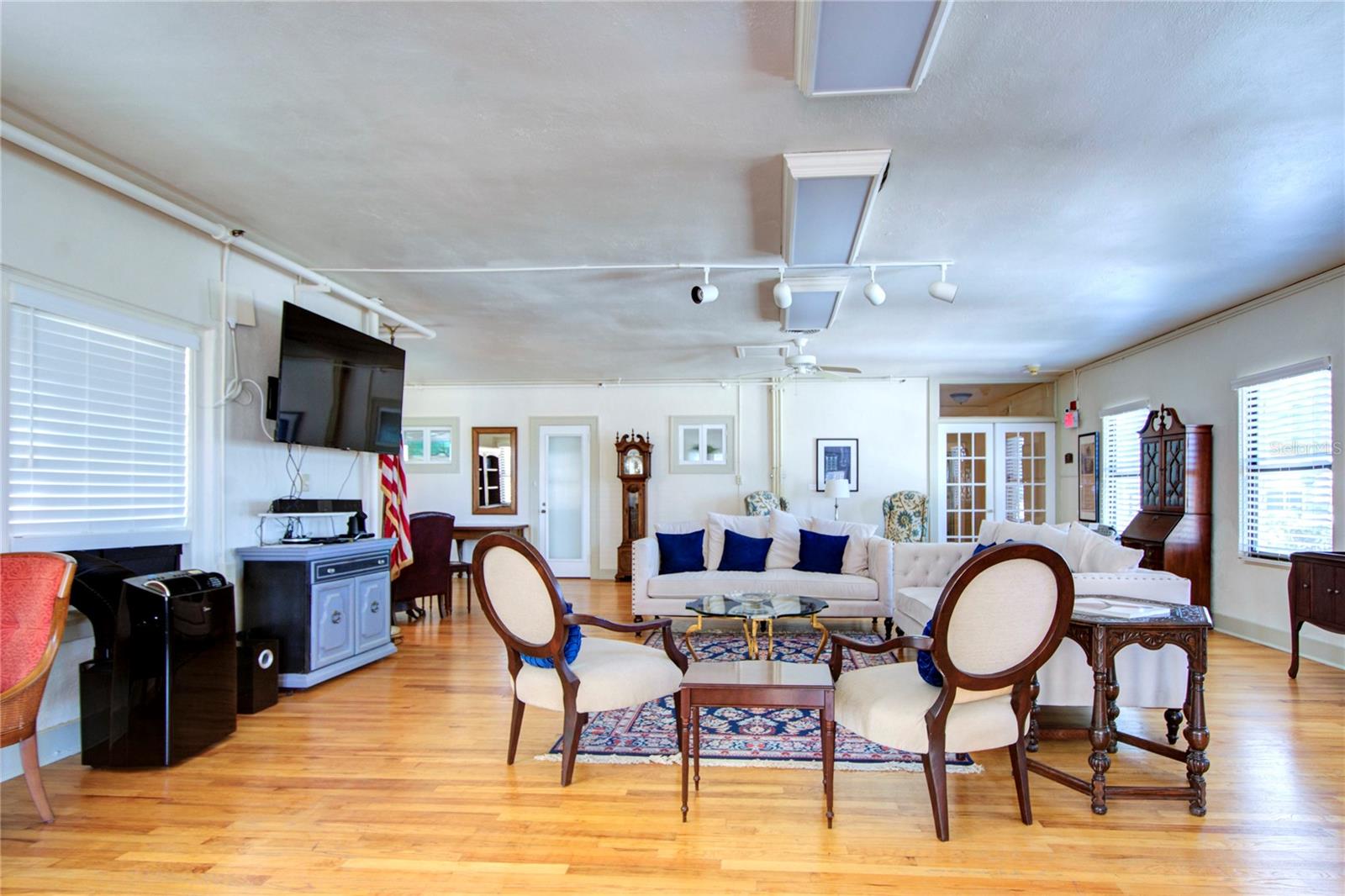 FLORI DE LEON APTS CO-OP - Residential