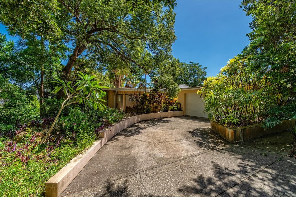 Photo of 2425 Lake Sue Drive, Orlando, FL 32803 (MLS # O6425047)