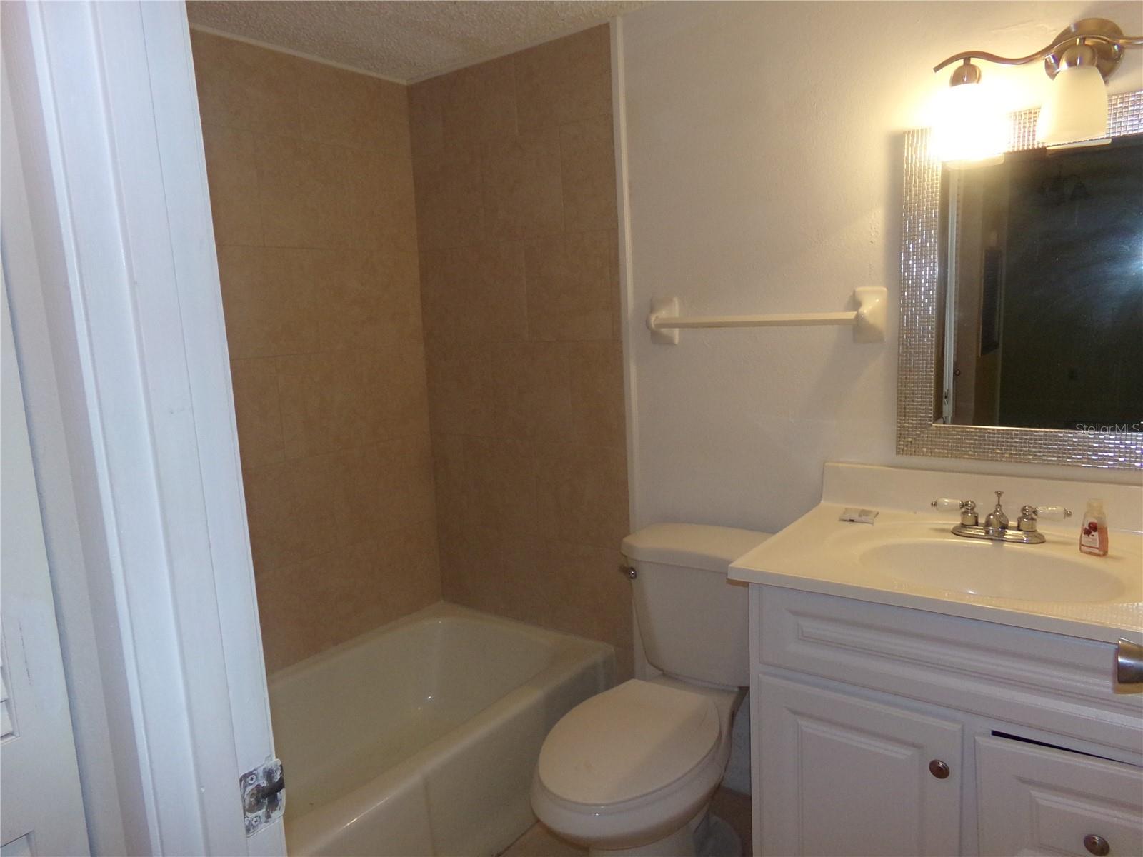 BAYSHORE ON THE LAKE APTS SEC 4 - Residential