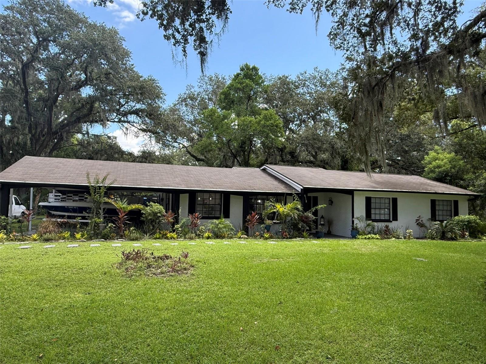 SOUTH LAKELAND AT ITS BEST. BEAUTIFUL HOME AND NO HOA. NEW TILE floors in the whole house, and a new kitchen, COREAN