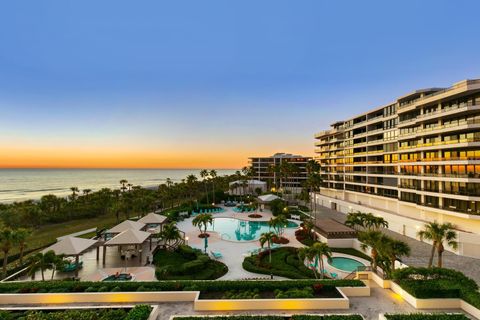 A home in LONGBOAT KEY