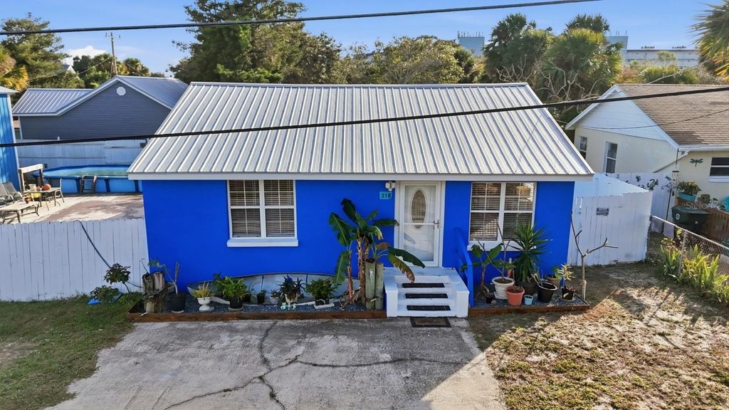 Photo of 318 Eastwood Lane, Daytona Beach, FL 32118 (MLS # V4946176)