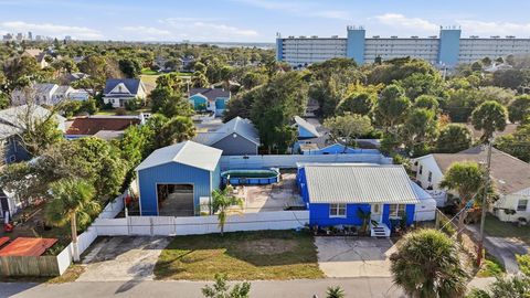 Photo of 318 Eastwood Lane, Daytona Beach, FL 32118 (MLS # V4946176)