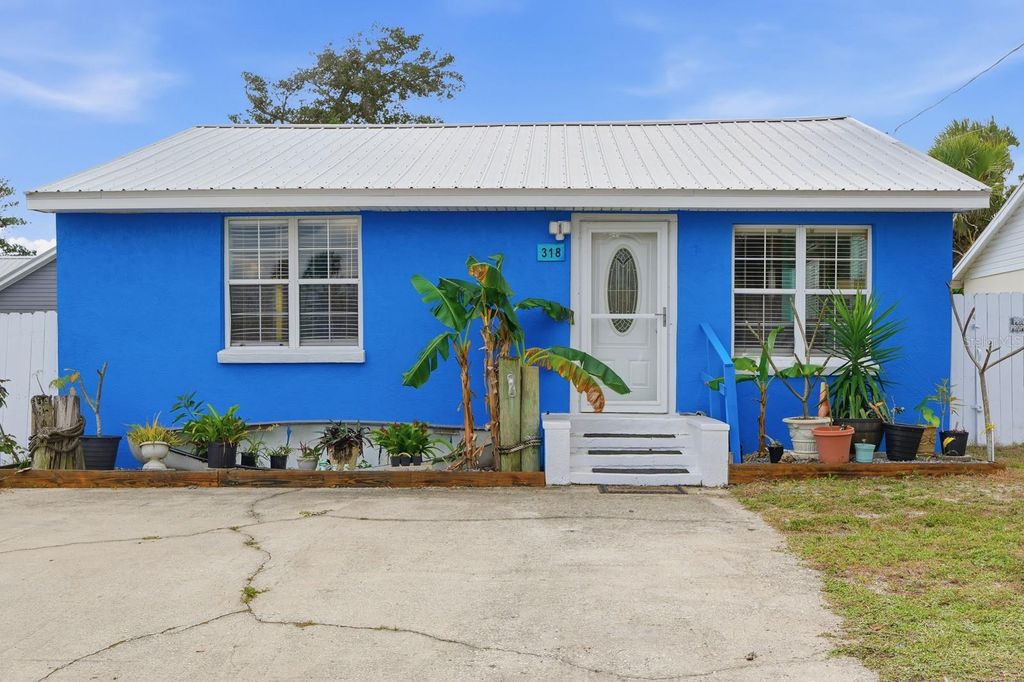 Photo of 318 Eastwood Lane, Daytona Beach, FL 32118 (MLS # V4946176)