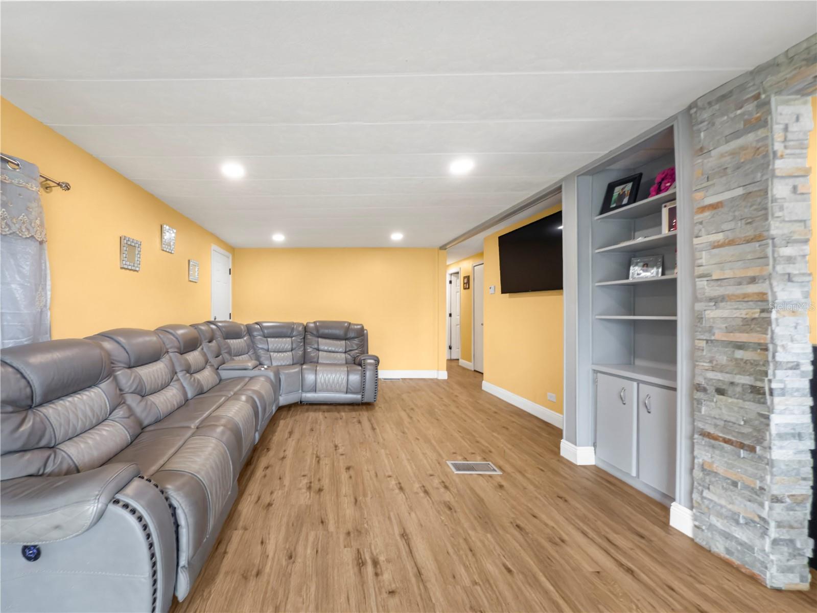 WOODLAND MANOR MOBILE HOME - Residential