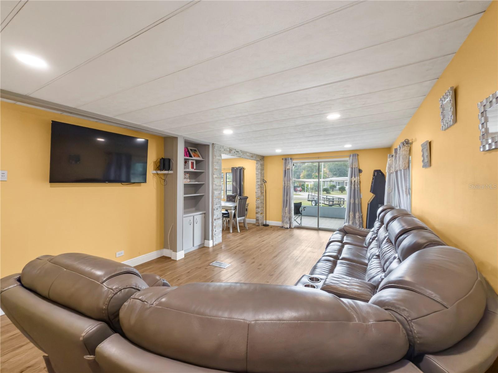 WOODLAND MANOR MOBILE HOME - Residential