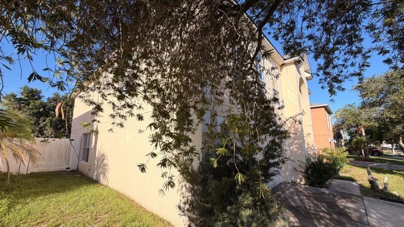 325 THOMASDALE AVE