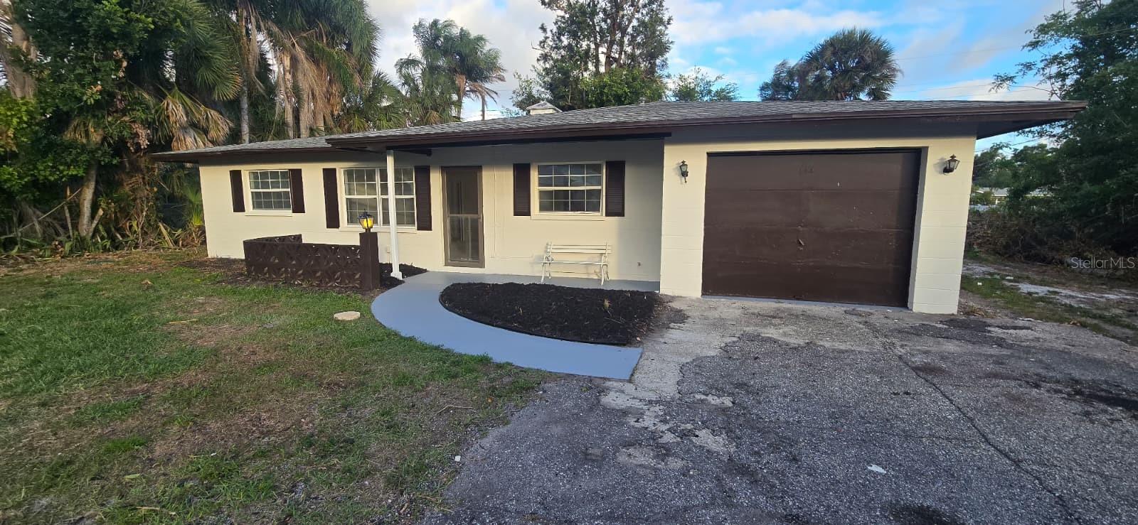SOUTH VENICE - Residential Lease