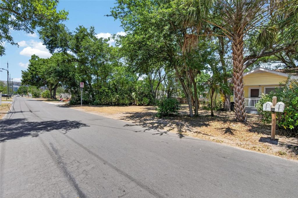Photo of 3301 W Woodlawn Avenue #2, Tampa, FL 33607 (MLS # O6403896)