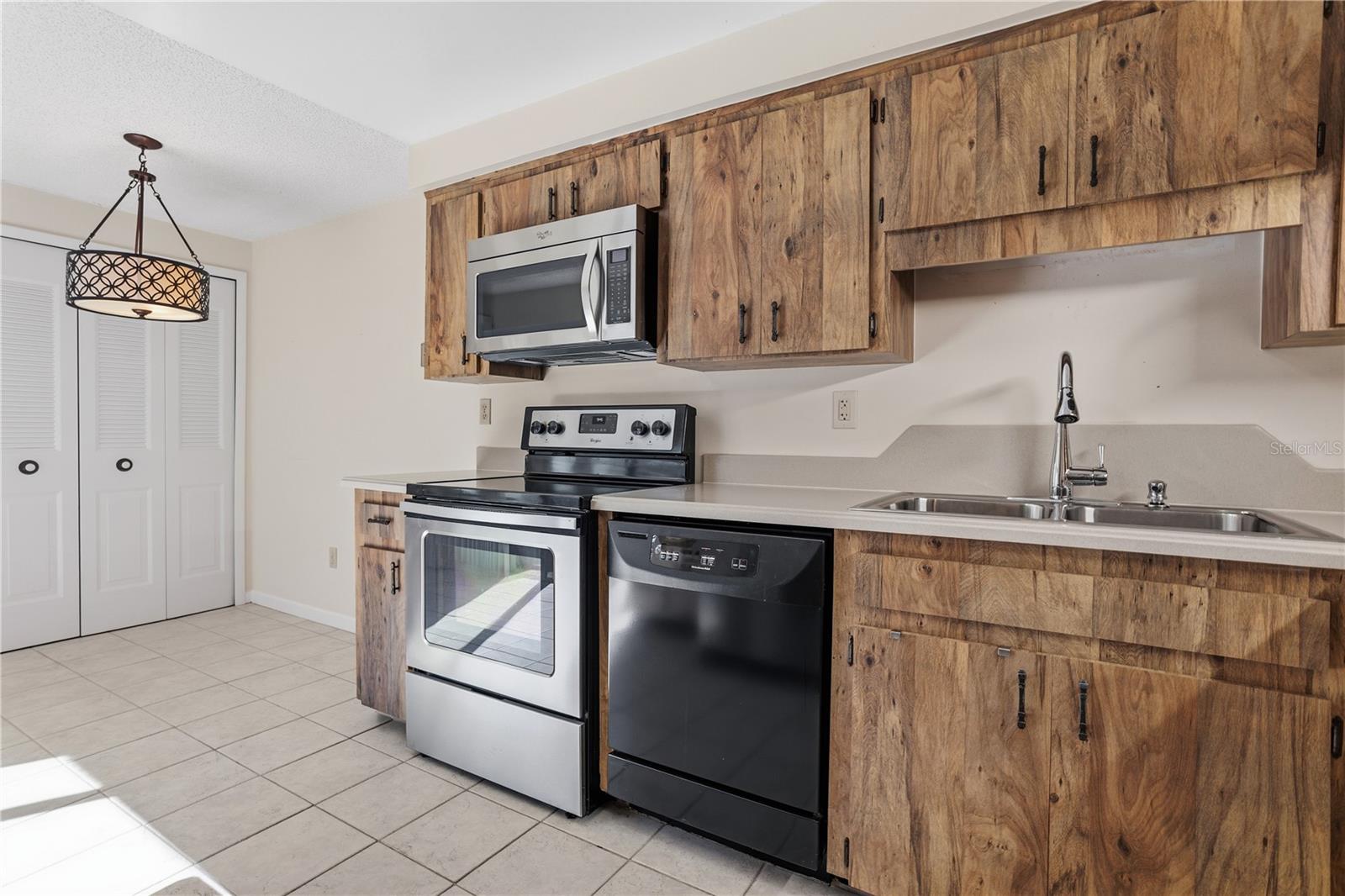 LAKE OF THE WOODS SEC 05 TWNHS - Residential