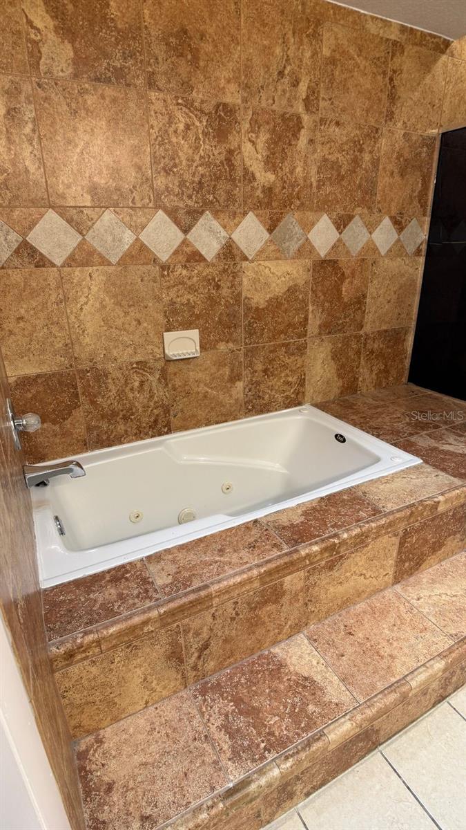 ISLAND CLUB WEST PH 02 - Residential Lease