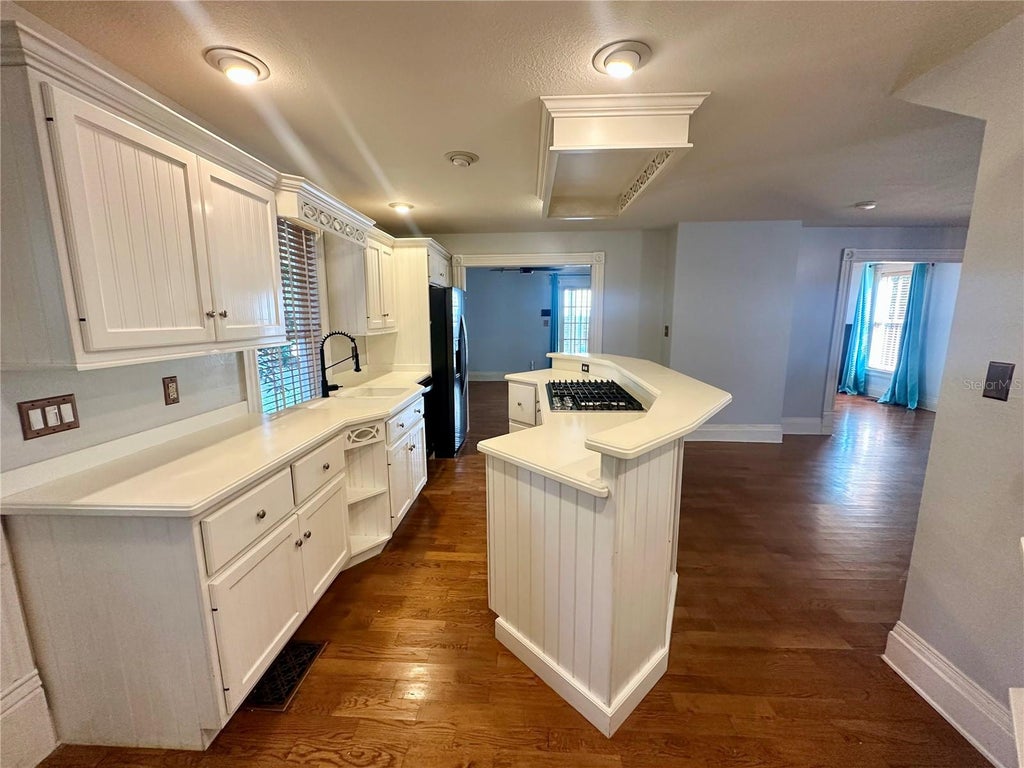 Photo of 303 E Livingston Street, Orlando, FL 32801 (MLS # O6452074)