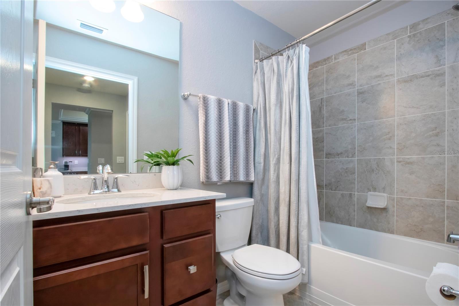 VERANDA I AT LAKEWOOD NATIONAL PH 4 - Residential Lease