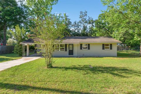 Photo of 26443 SW 3rd Place, Newberry, FL 32669 (MLS # GC539406)
