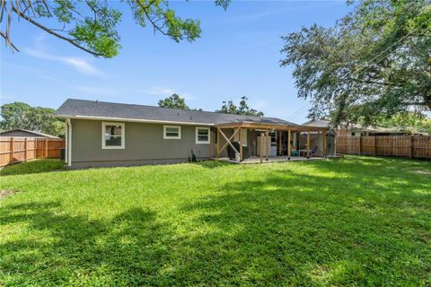 A home in AUBURNDALE