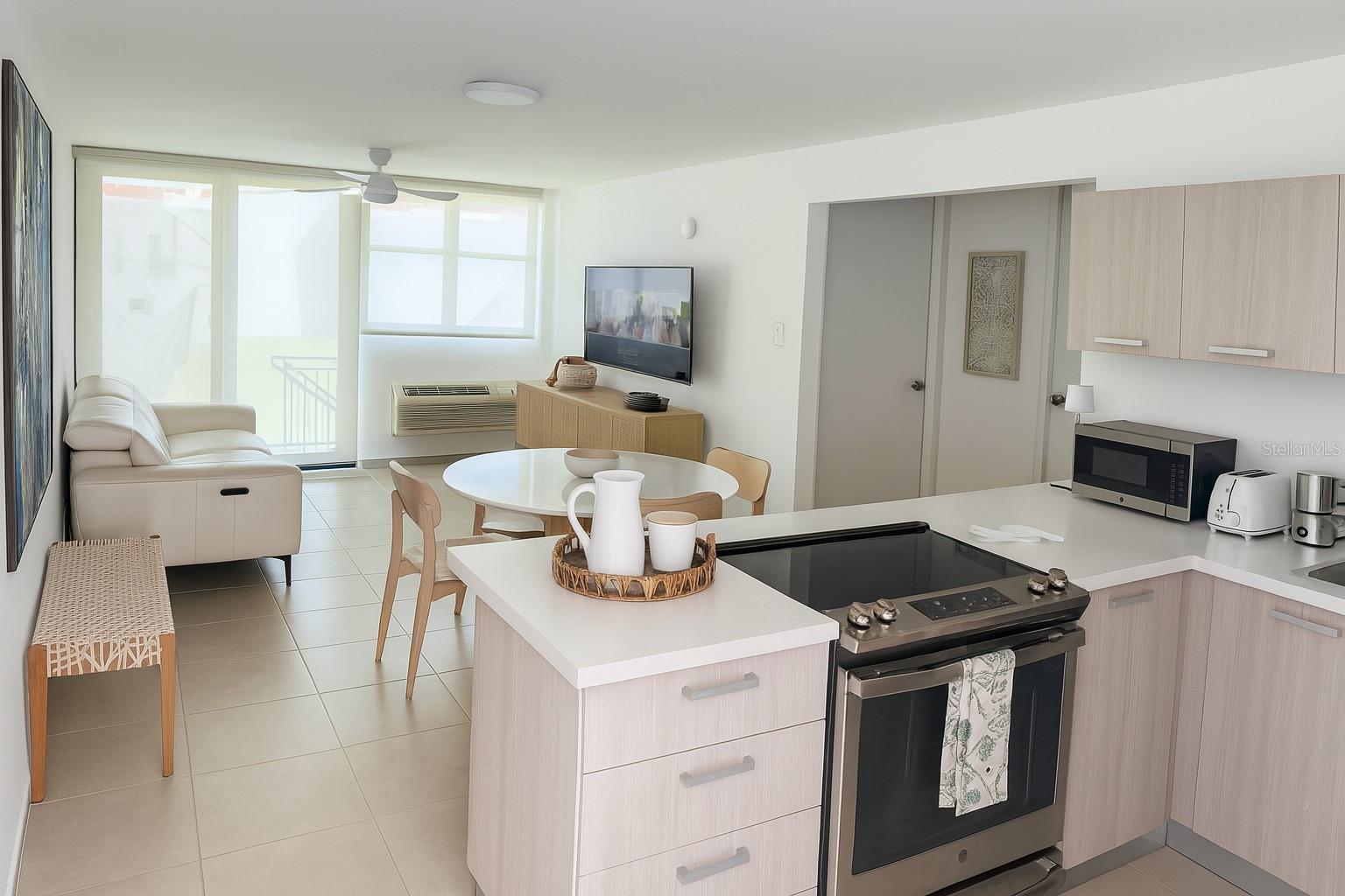 Beautiful beachfront apartment in the “Marbella” complex. Ground-floor corner unit with direct beach access, pool, and 24/7 security. The unit features 2 bedrooms, 2 bathrooms, and 2 parking spaces.
Includes appliances, 3 air conditioning units, solar panel system with backup batteries, curtains, and a California Closet in the master bedroom. Monthly HOA fee: $179.