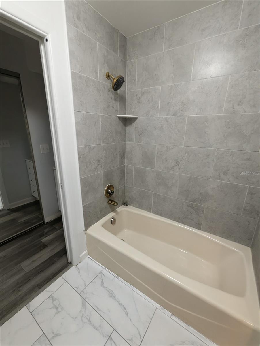 LAKE FOX SHORES - Residential Lease
