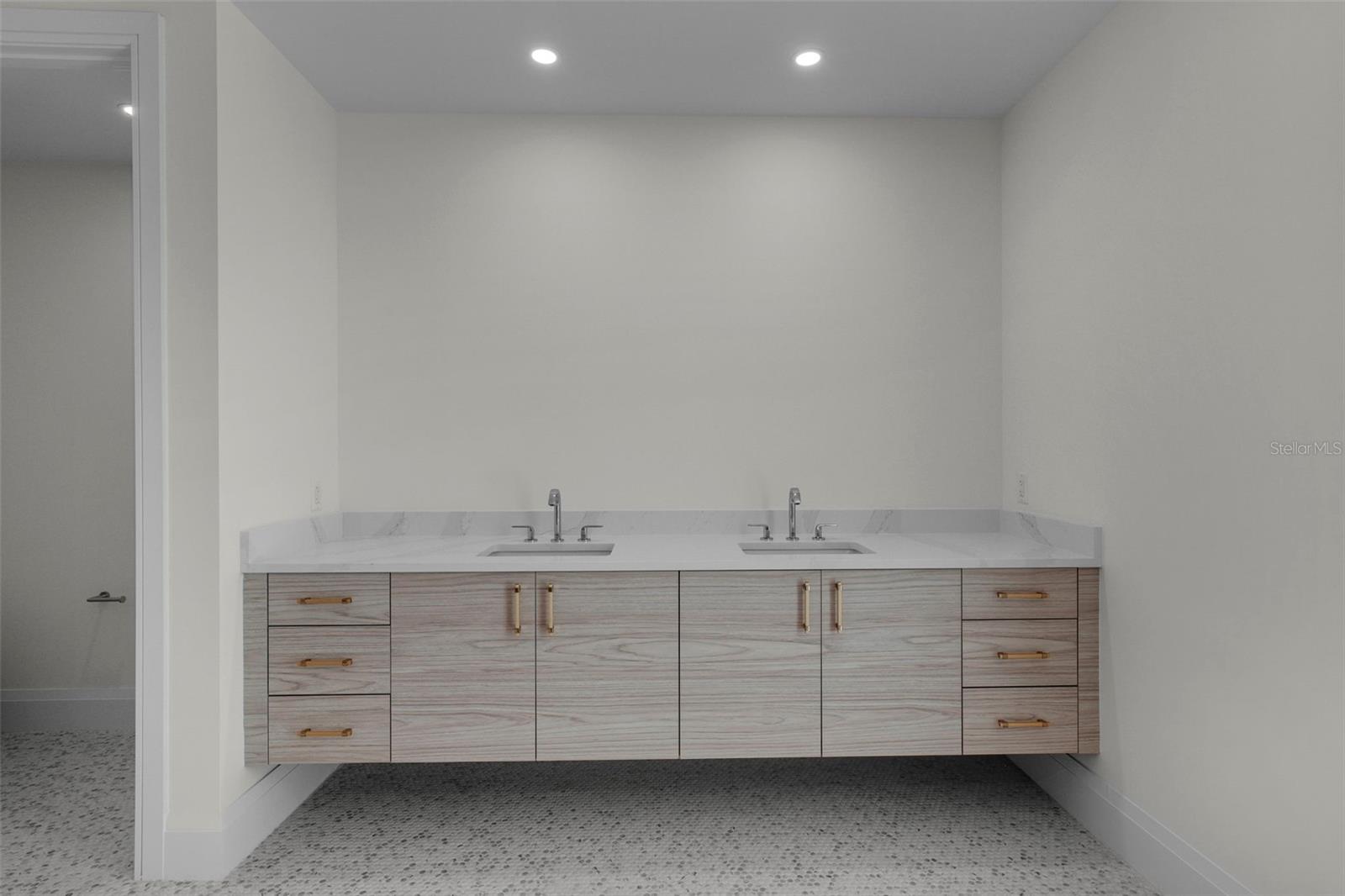 ALTURA BAYSHORE - Residential