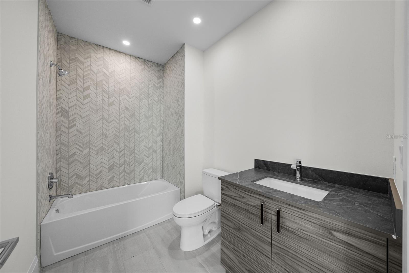 ALTURA BAYSHORE - Residential