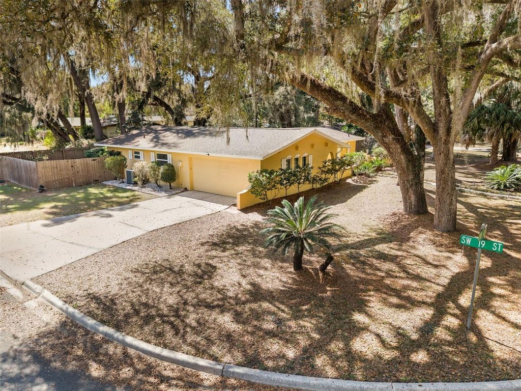Photo of 1909 SW 48th Avenue, Gainesville, FL 32608 (MLS # GC538411)
