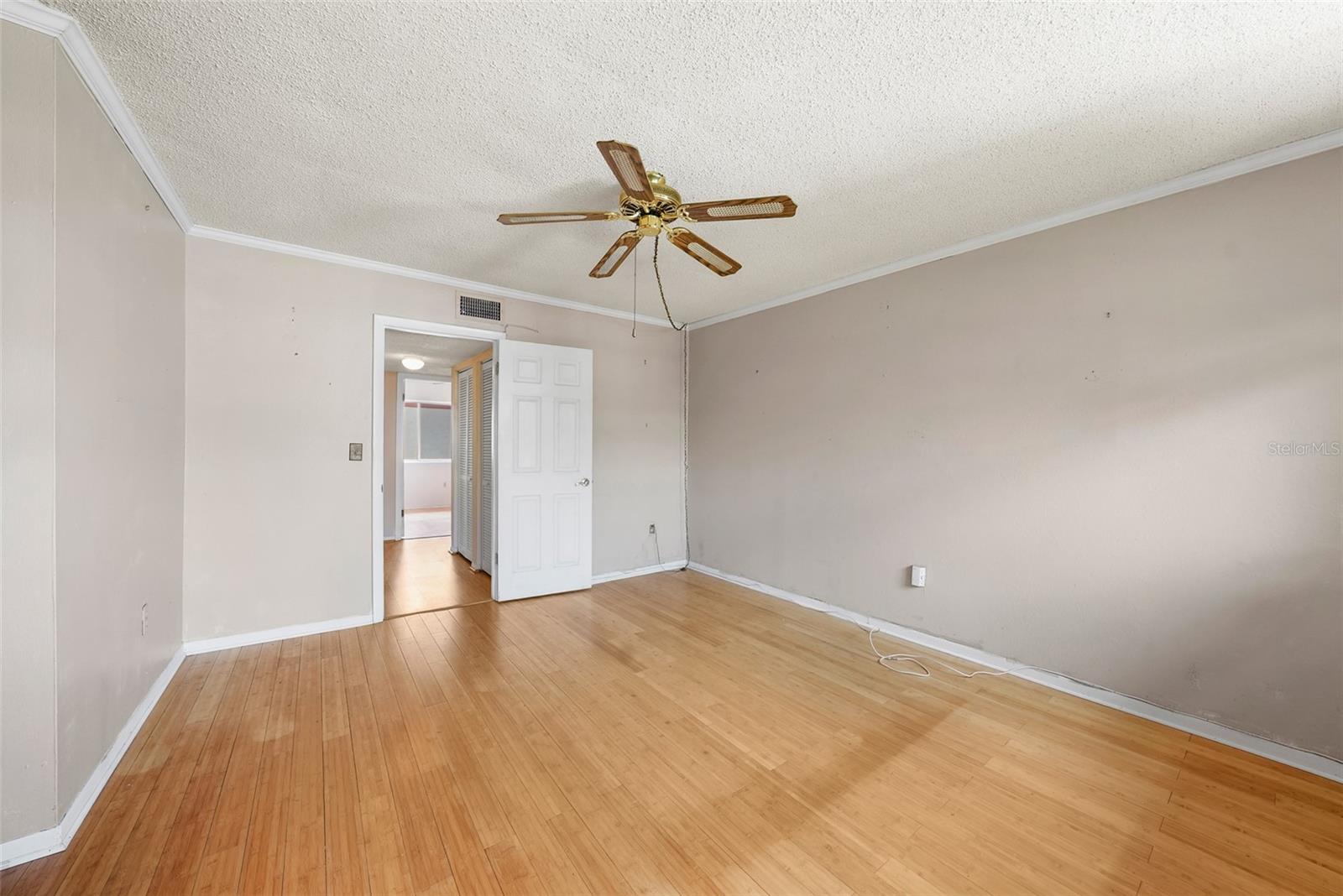 WHISPER WOOD TWNHMS CONDO - Residential