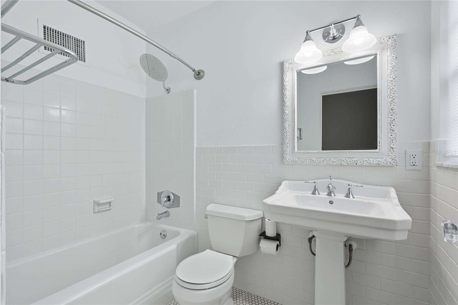 LAKE FOREST PARK - Residential Lease