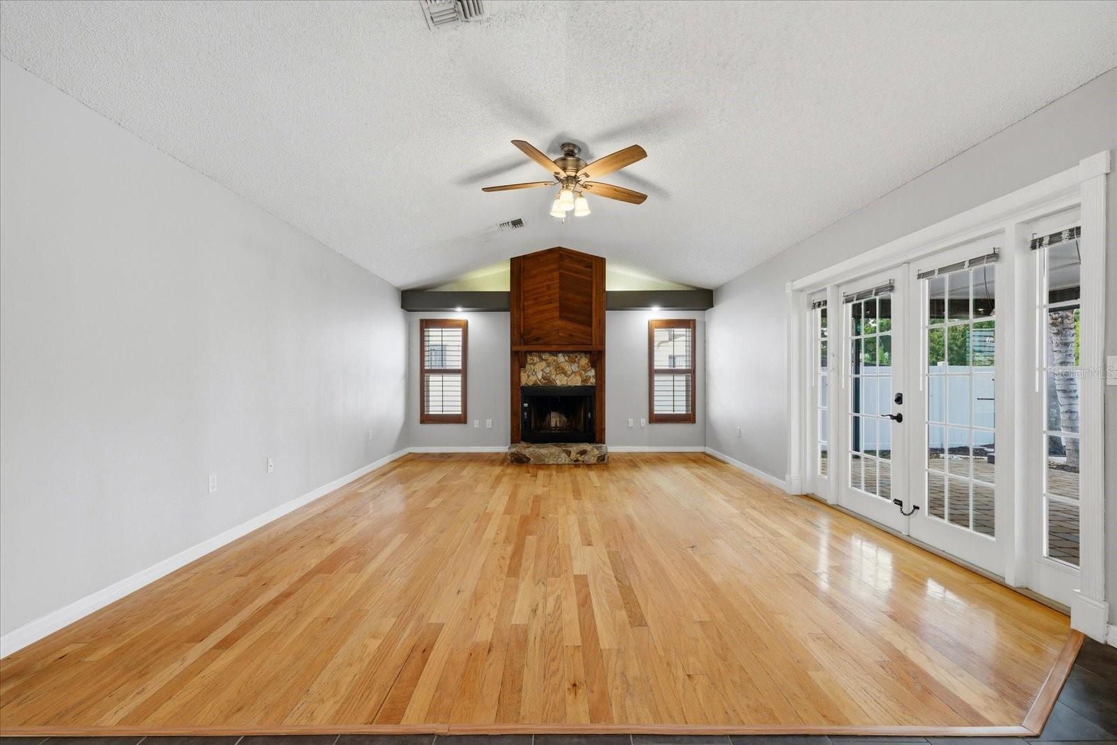 LAKES OF PINE RIDGE THE - Residential