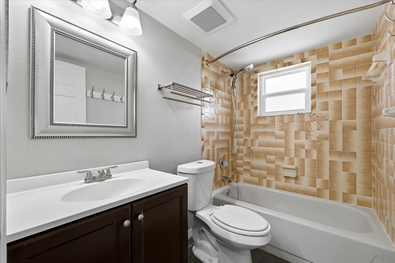 LAKES OF PINE RIDGE THE - Residential