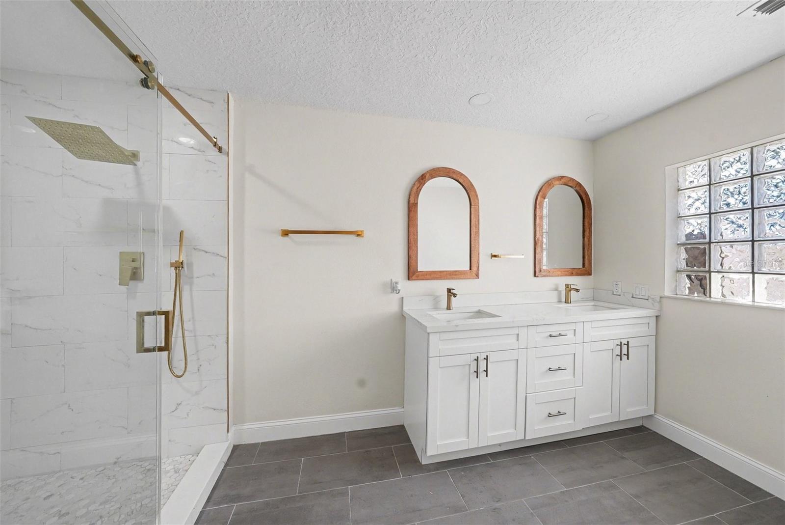 FLOR A MAR - Residential