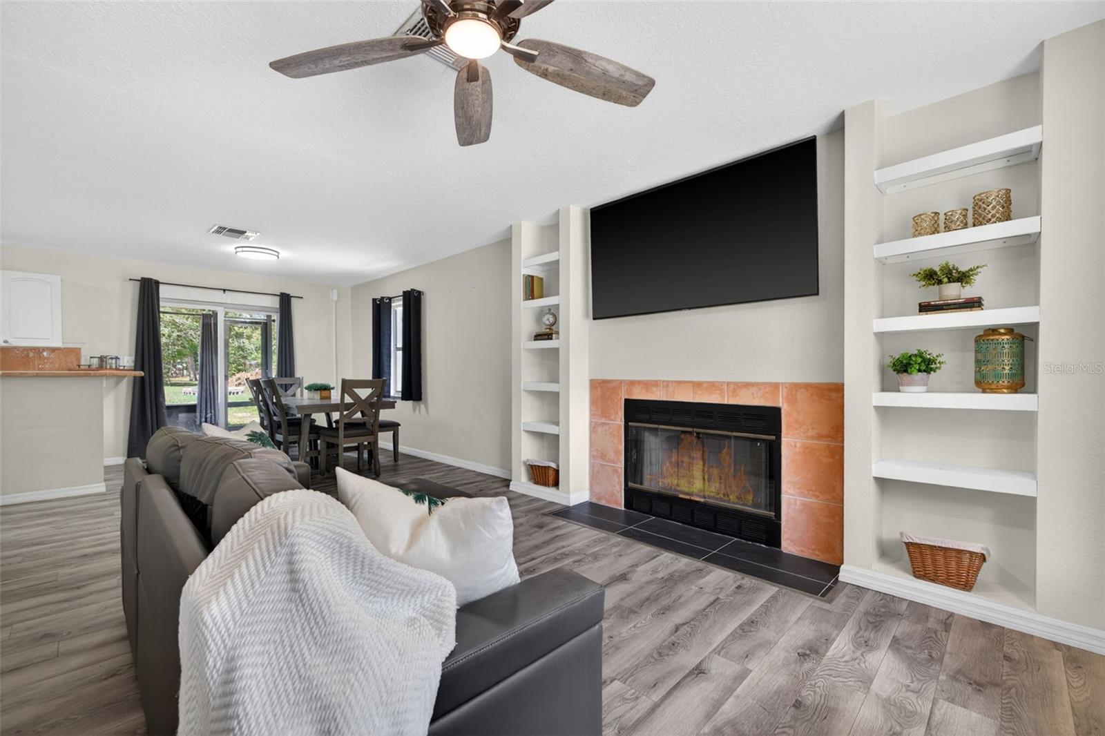 LEISURE HILLS - Residential