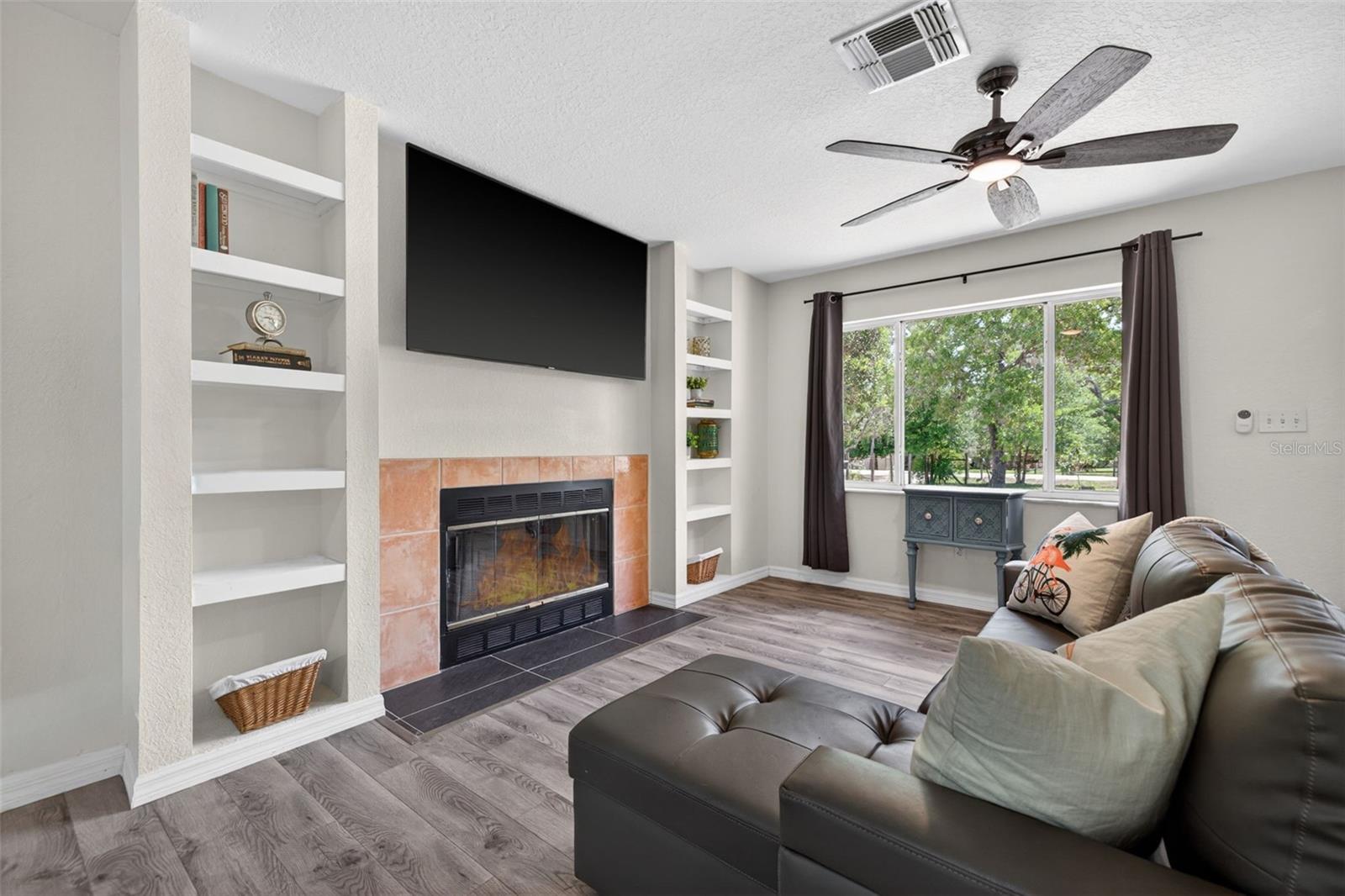 LEISURE HILLS - Residential