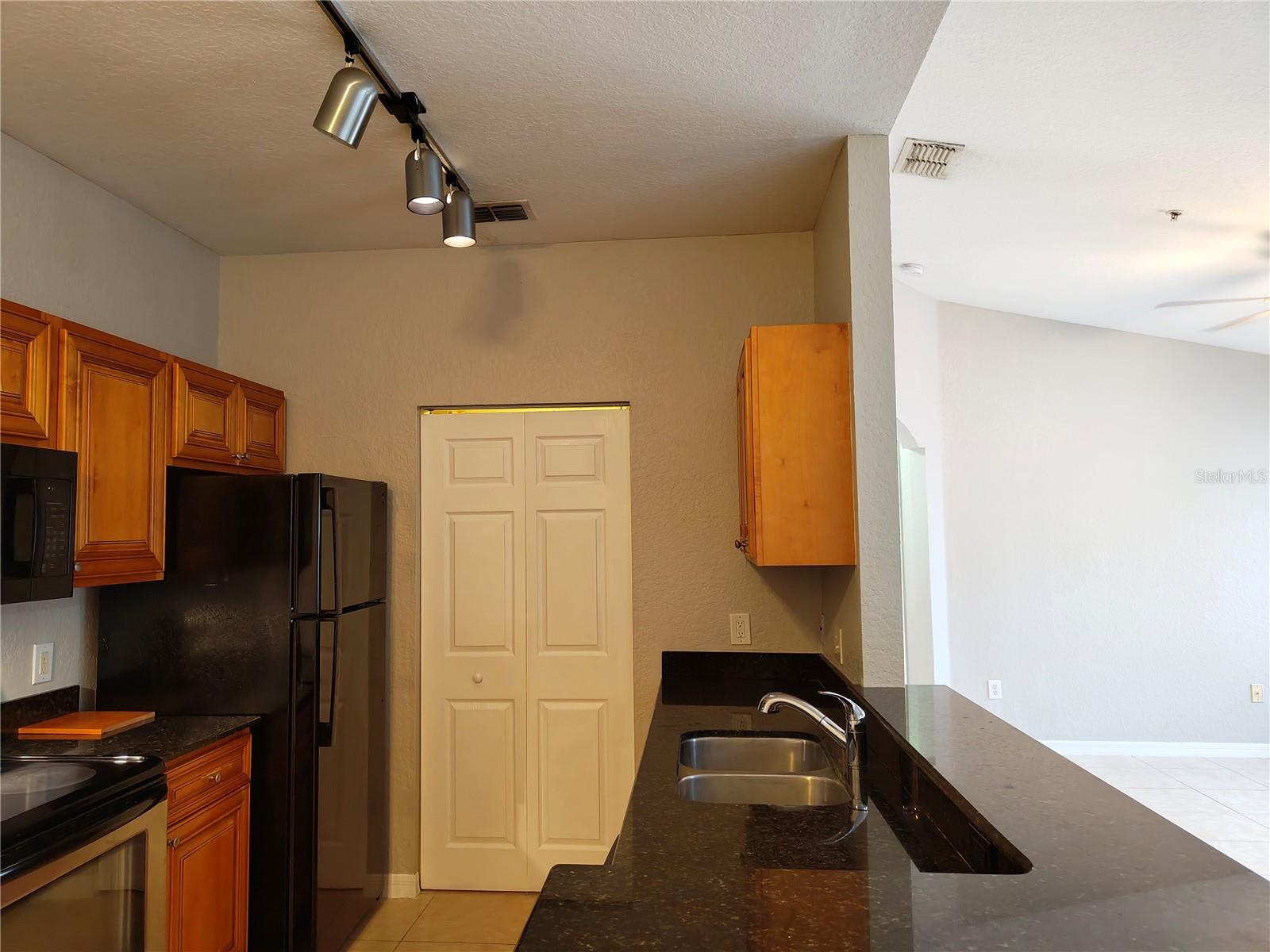 CRESCENT PLACE AT LAKE LOTUS CONDO - Residential Lease
