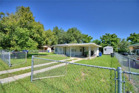 Photo of 950 Avenue O NE, Winter Haven, FL 33881 (MLS # P4936131) Photo of 950 Avenue O NE, Winter Haven, FL 33881 (MLS # P4936131)