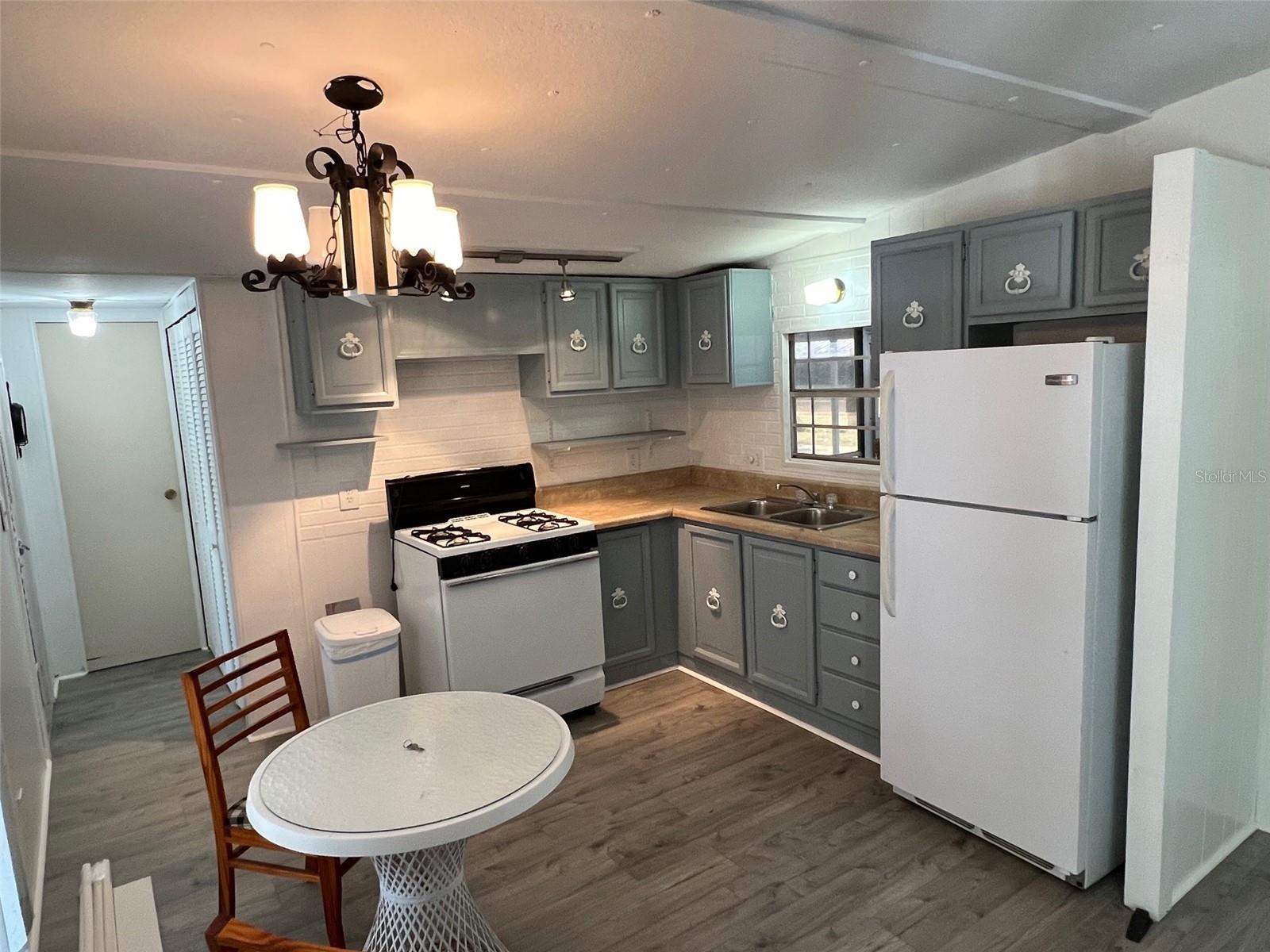 LEISURE LAKE MHP CO-OP OR1316/2570 - Residential