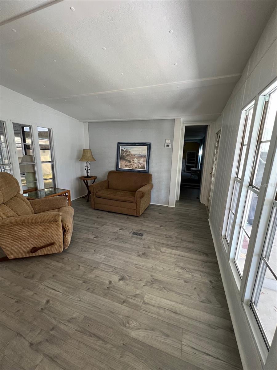 LEISURE LAKE MHP CO-OP OR1316/2570 - Residential