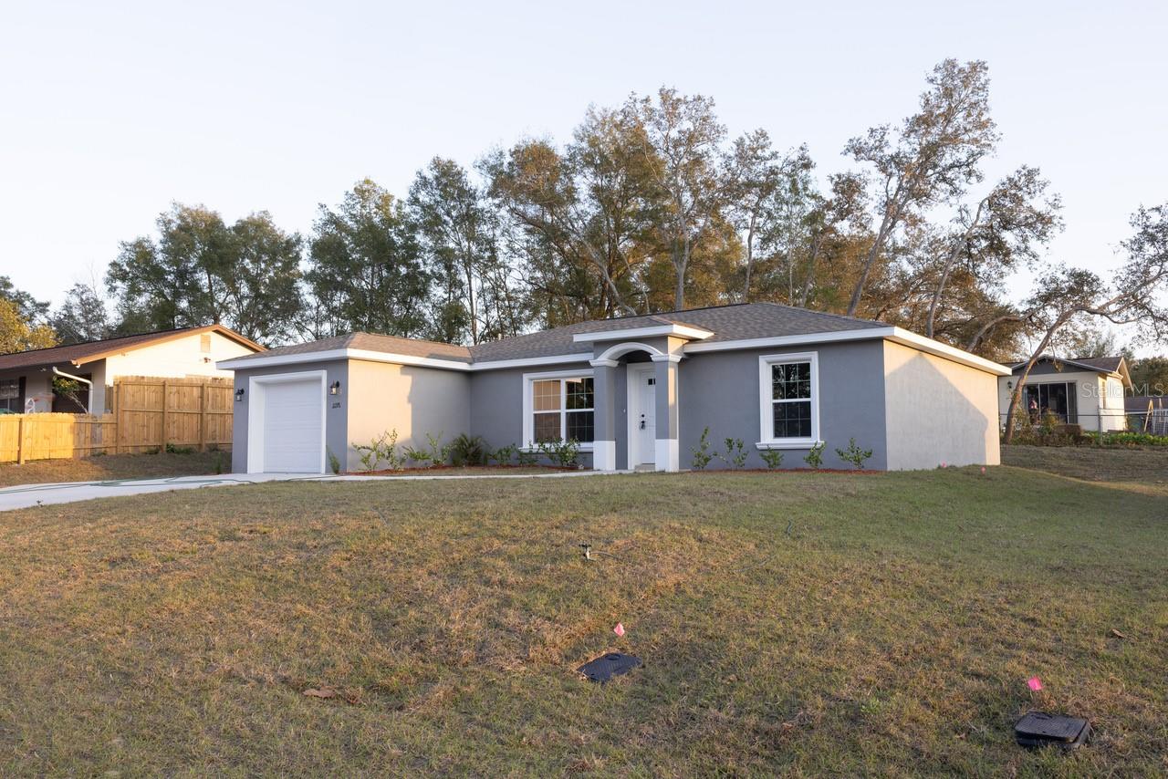 2276 W MENORES DRIVE