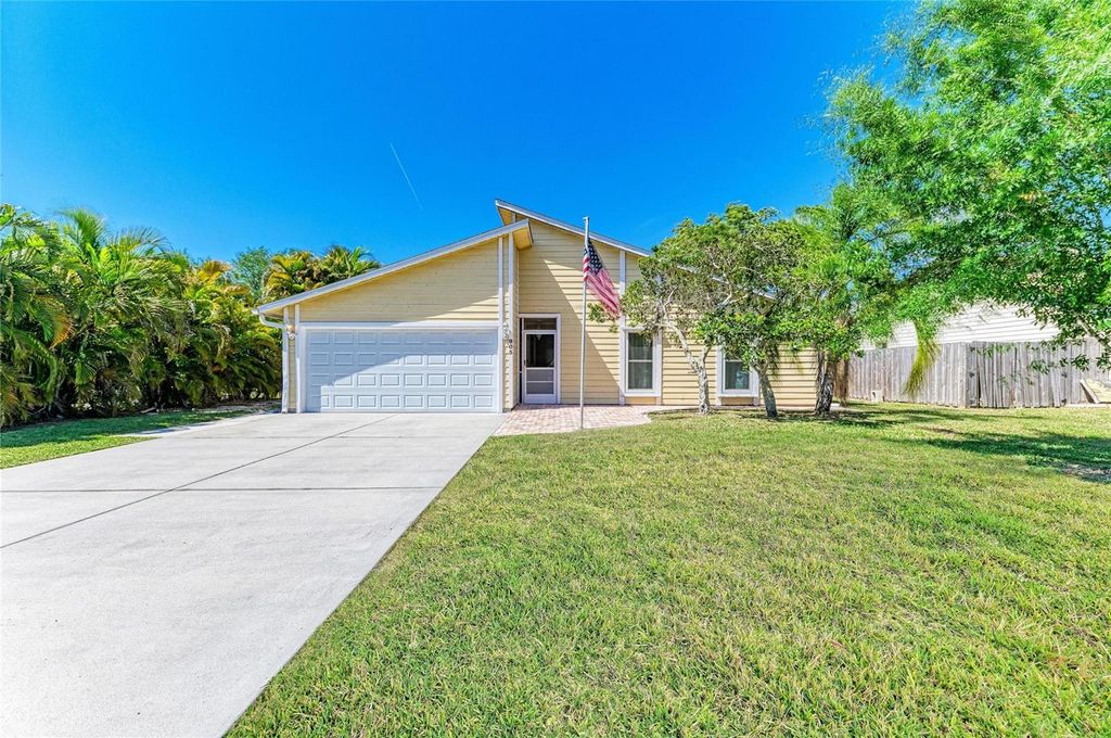 Photo of 903 Plum Tree Lane, Sarasota, FL 34243 (MLS # A4690011)